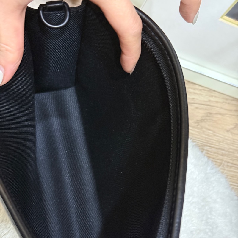 未使用99新✨LV 晶片款Gaston 全黑 牛皮 斜背包 附錢包-6