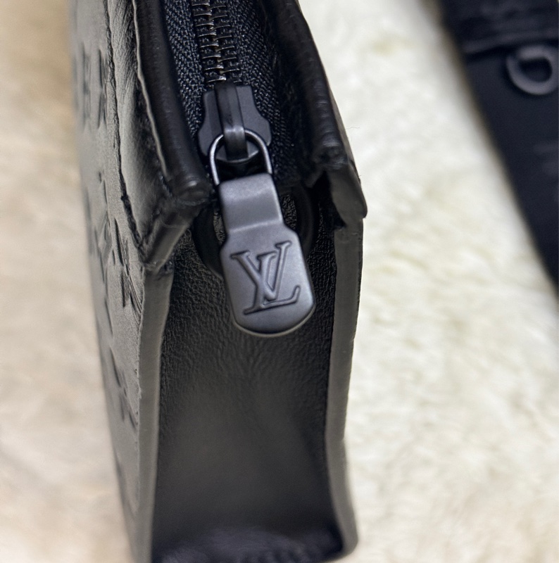 未使用99新✨LV 晶片款Gaston 全黑 牛皮 斜背包 附錢包-12