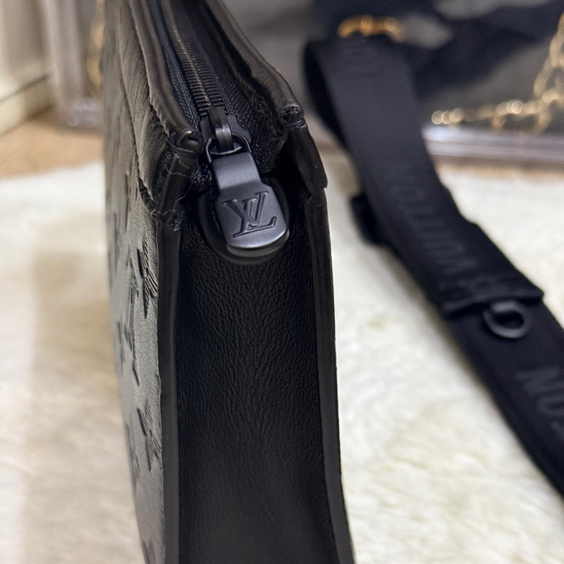 未使用99新✨LV 晶片款Gaston 全黑 牛皮 斜背包 附錢包-13