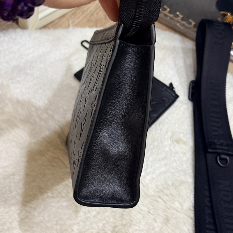 未使用99新✨LV 晶片款Gaston 全黑 牛皮 斜背包 附錢包-17