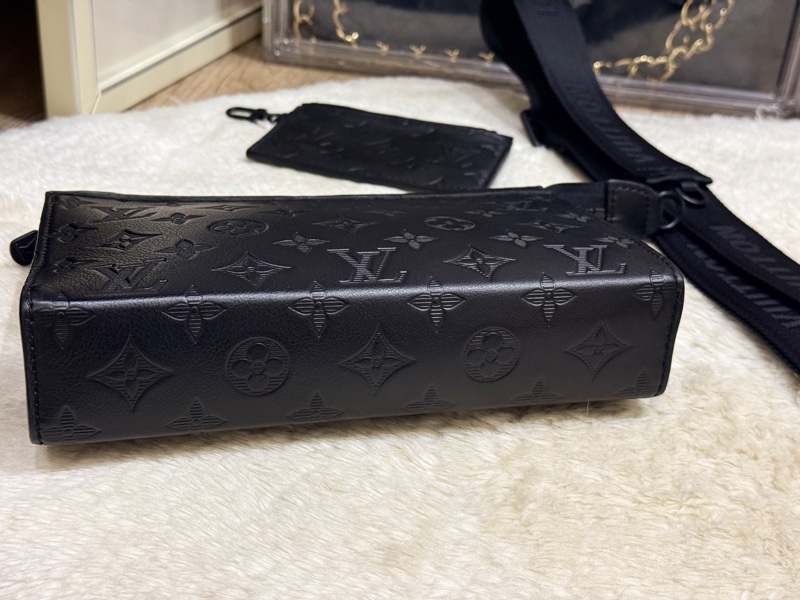 未使用99新✨LV 晶片款Gaston 全黑 牛皮 斜背包 附錢包-21