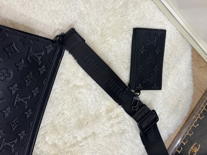 未使用99新✨LV 晶片款Gaston 全黑 牛皮 斜背包 附錢包-32