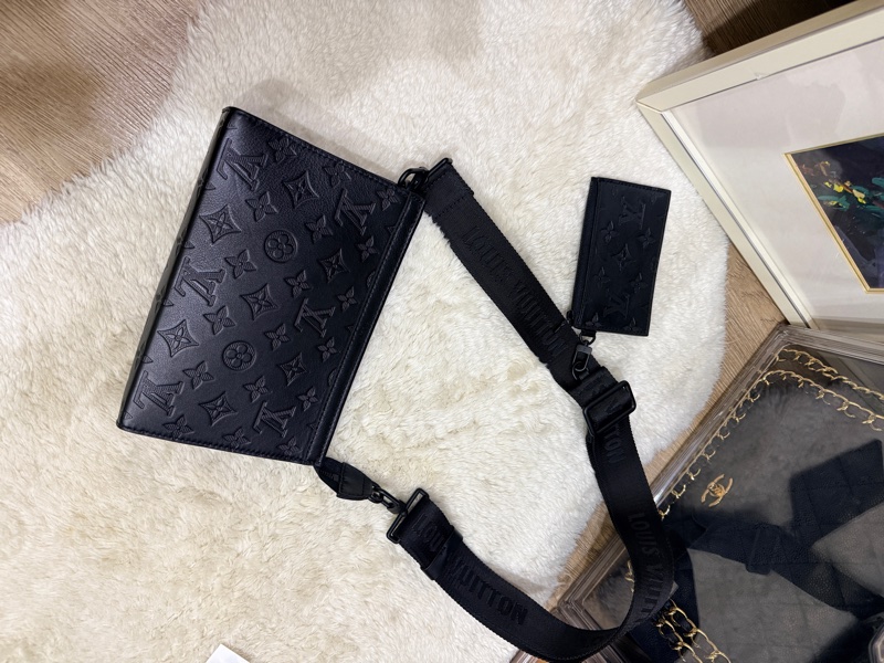 未使用99新✨LV 晶片款Gaston 全黑 牛皮 斜背包 附錢包-33