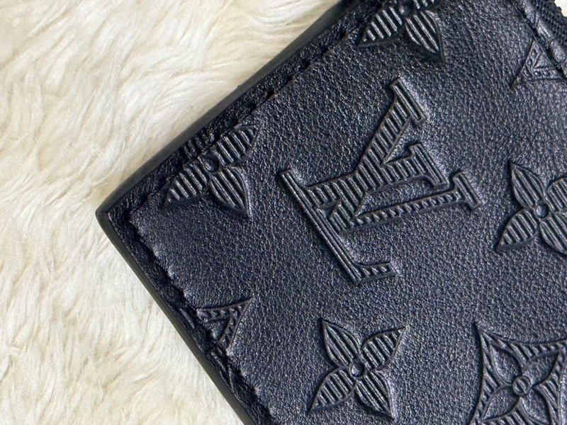 未使用99新✨LV 晶片款Gaston 全黑 牛皮 斜背包 附錢包-39