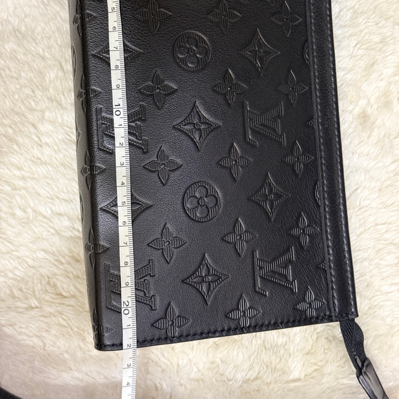 未使用99新✨LV 晶片款Gaston 全黑 牛皮 斜背包 附錢包-45