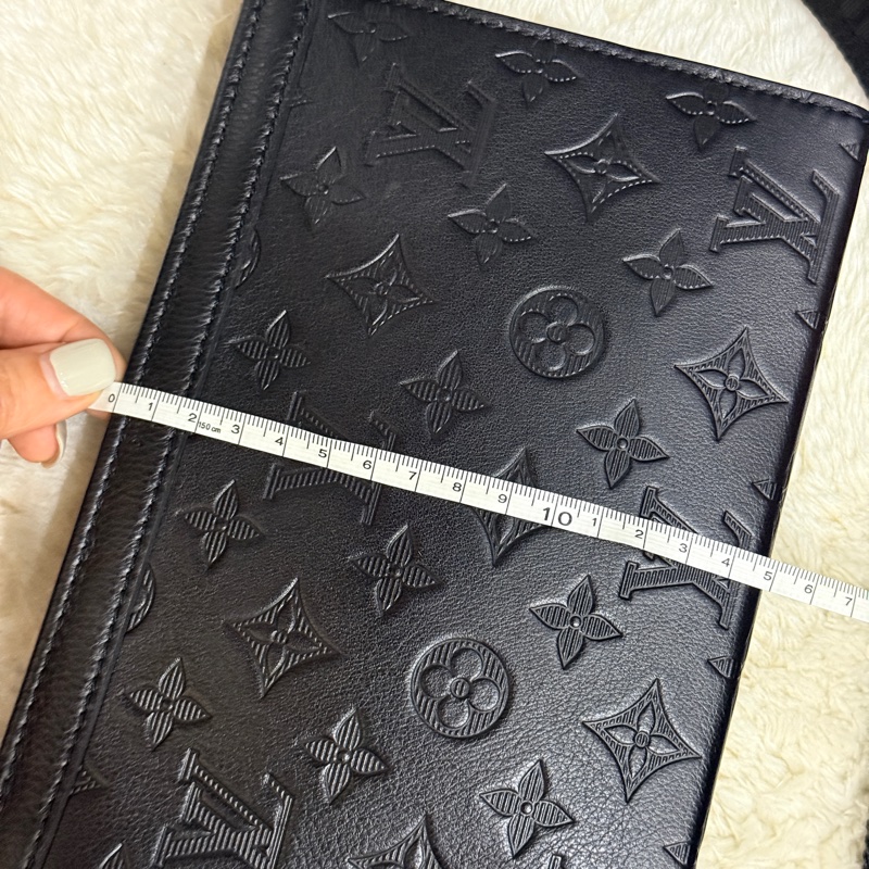 未使用99新✨LV 晶片款Gaston 全黑 牛皮 斜背包 附錢包-49