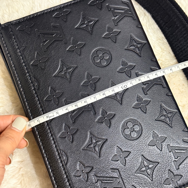 未使用99新✨LV 晶片款Gaston 全黑 牛皮 斜背包 附錢包-50