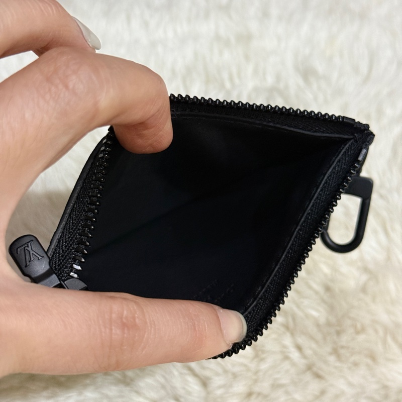 未使用99新✨LV 晶片款Gaston 全黑 牛皮 斜背包 附錢包-52