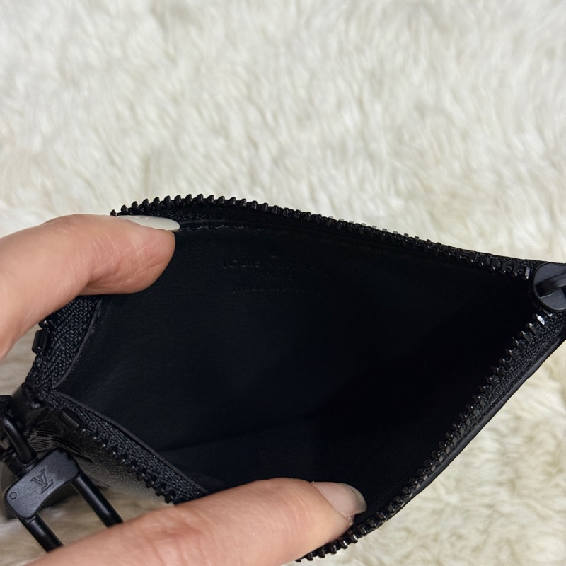 未使用99新✨LV 晶片款Gaston 全黑 牛皮 斜背包 附錢包-55