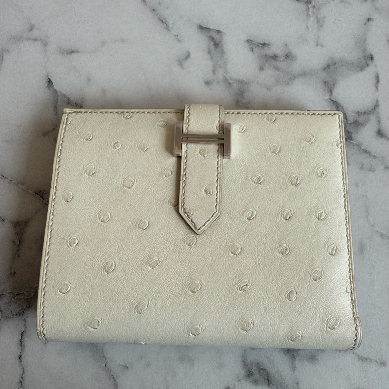 Hermes米白鴕鳥皮銀釦短夾-1