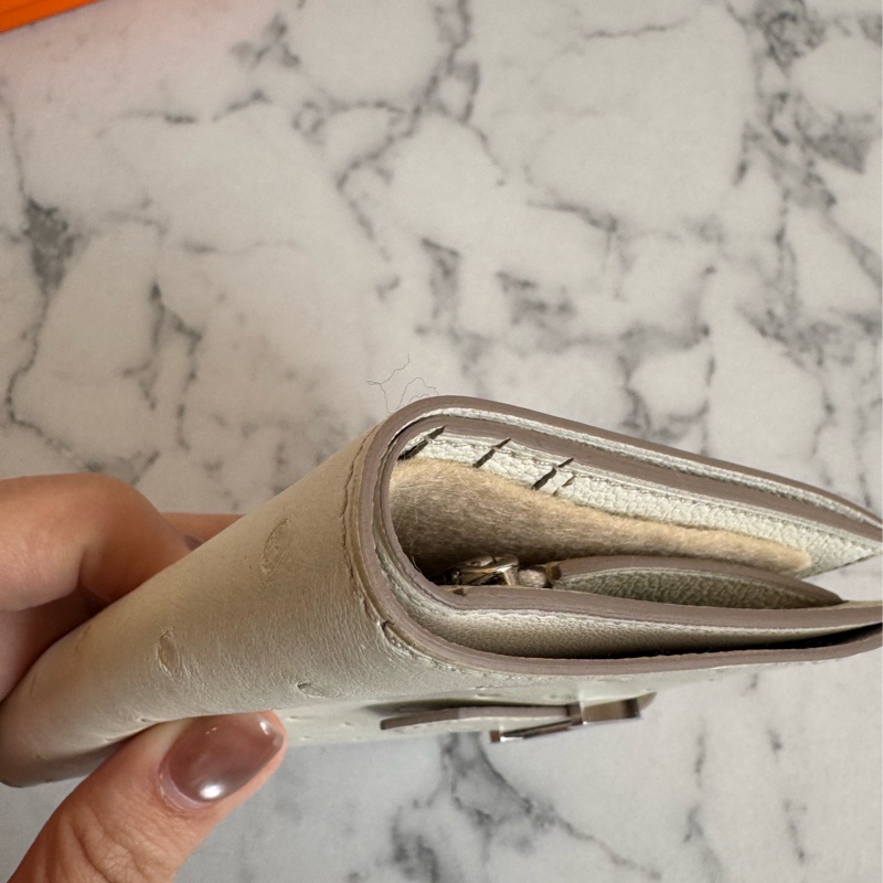 Hermes米白鴕鳥皮銀釦短夾-8