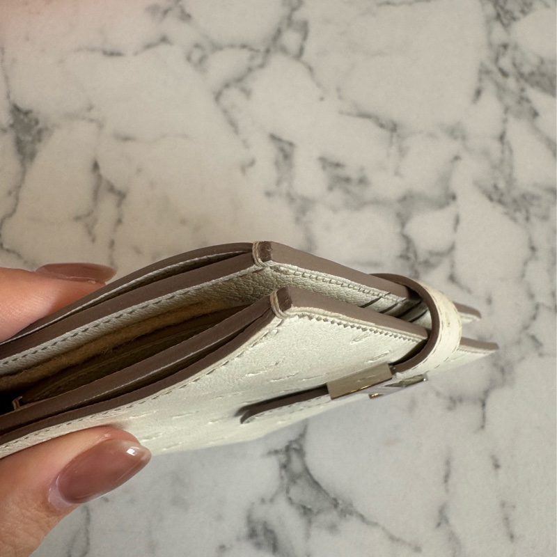 Hermes米白鴕鳥皮銀釦短夾-9