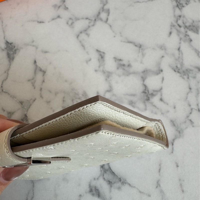 Hermes米白鴕鳥皮銀釦短夾-10