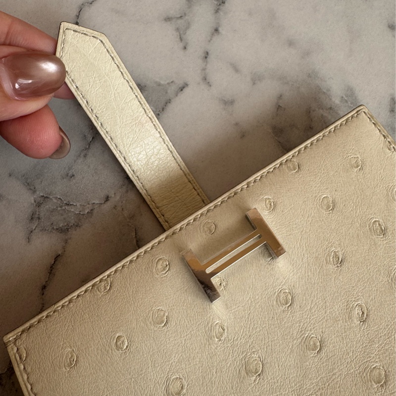 Hermes米白鴕鳥皮銀釦短夾-11