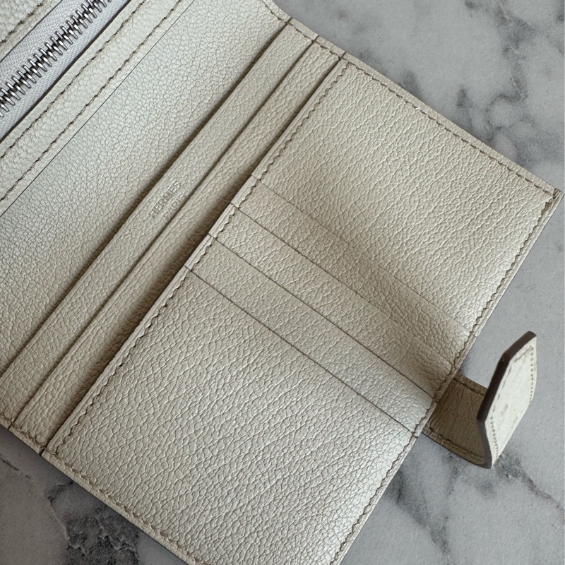 Hermes米白鴕鳥皮銀釦短夾-16