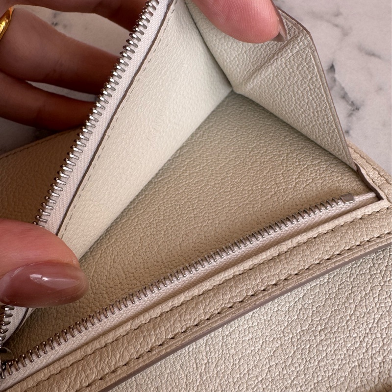 Hermes米白鴕鳥皮銀釦短夾-17