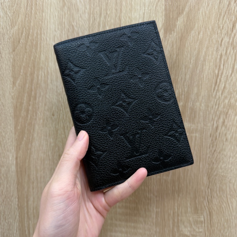 LV 黑牛皮壓紋對開護照套M63914-0