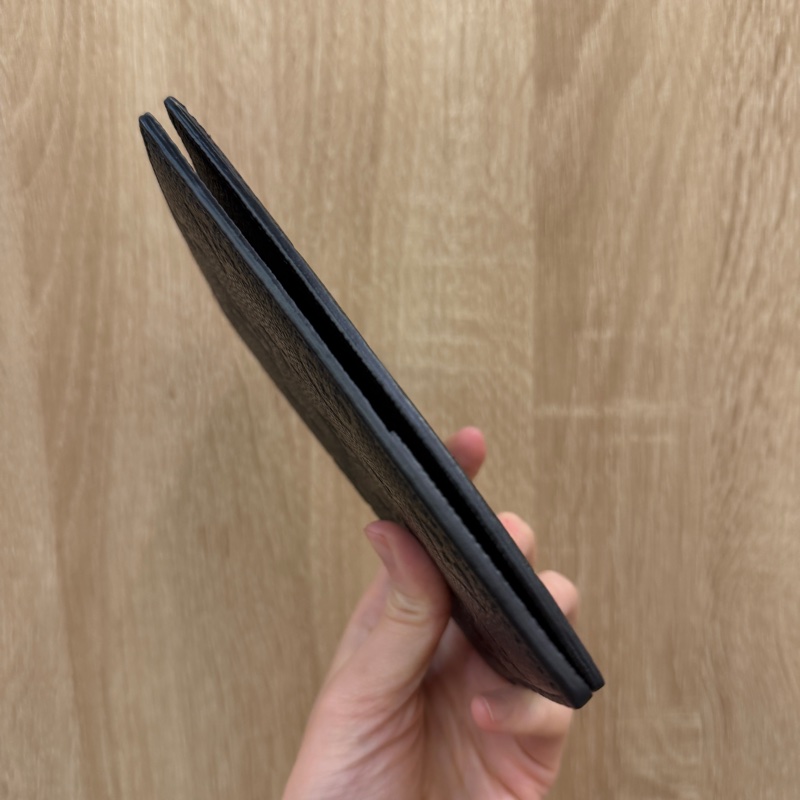 LV 黑牛皮壓紋對開護照套M63914-1