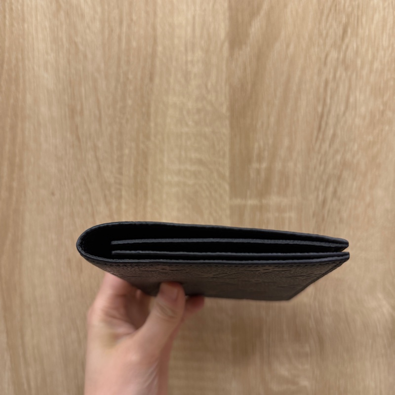 LV 黑牛皮壓紋對開護照套M63914-2