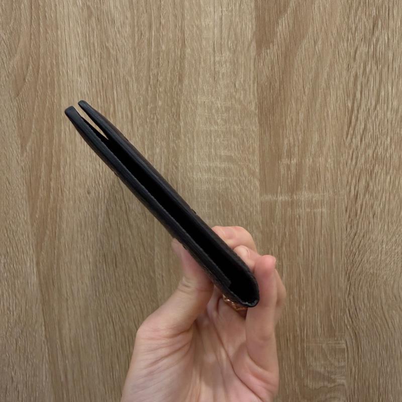 LV 黑牛皮壓紋對開護照套M63914-3