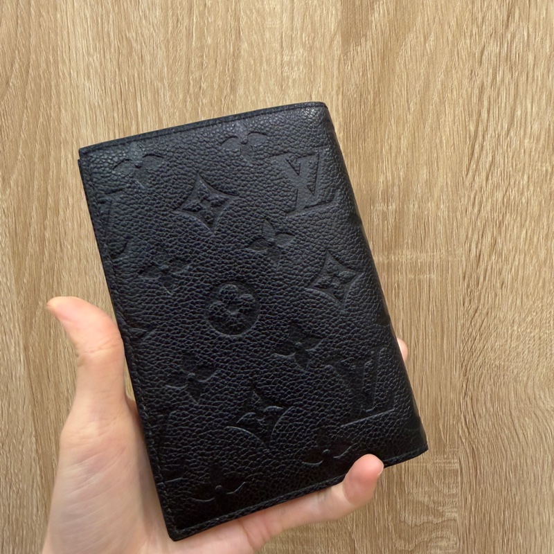 LV 黑牛皮壓紋對開護照套M63914-4
