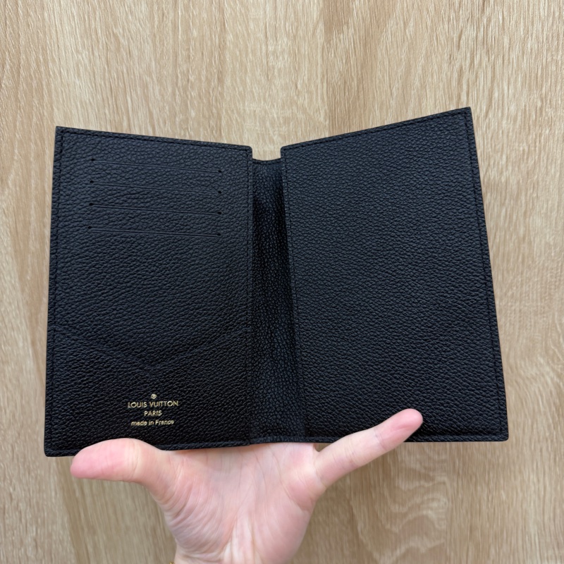 LV 黑牛皮壓紋對開護照套M63914-6