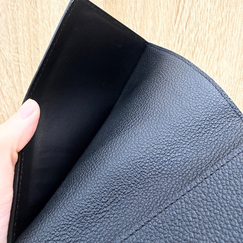 LV 黑牛皮壓紋對開護照套M63914-7