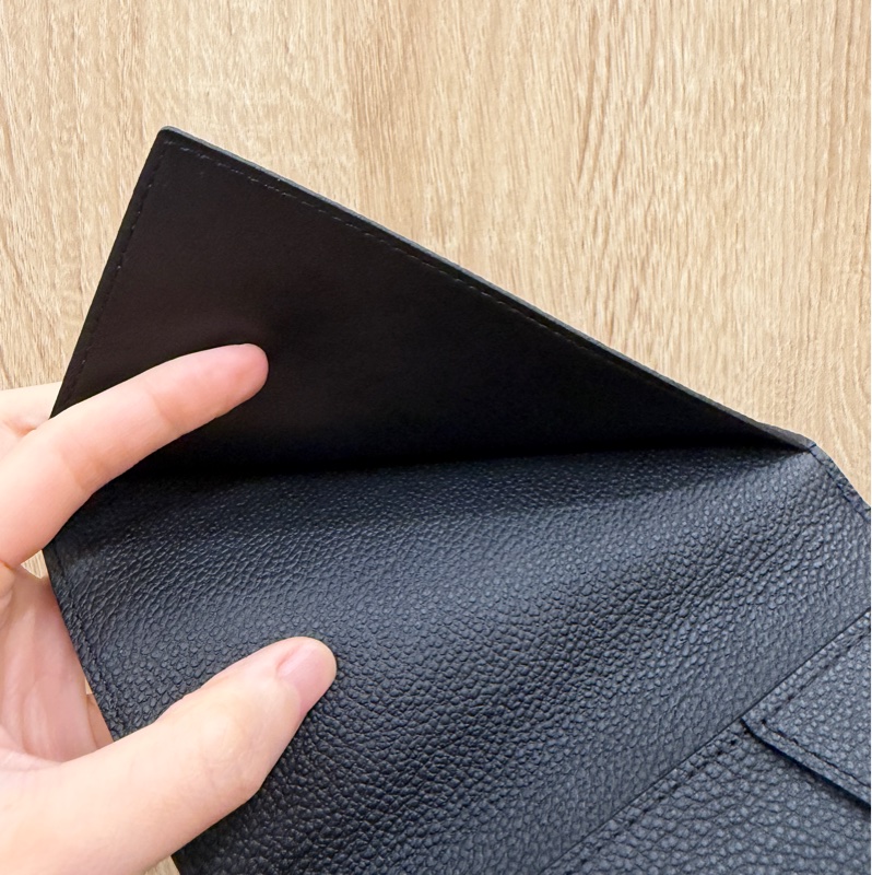 LV 黑牛皮壓紋對開護照套M63914-8