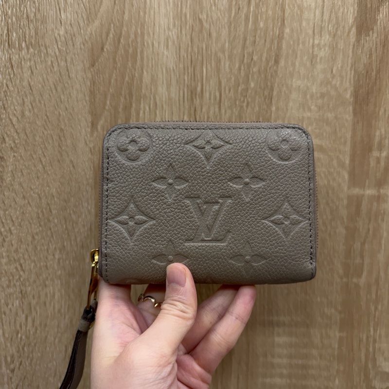 LV 斑鳩灰牛皮壓紋金釦零錢卡包M68696-0