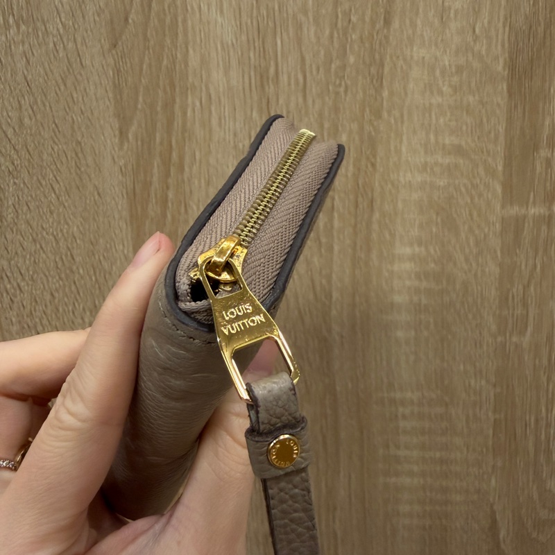 LV 斑鳩灰牛皮壓紋金釦零錢卡包M68696-4