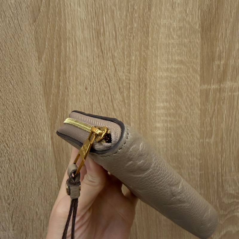 LV 斑鳩灰牛皮壓紋金釦零錢卡包M68696-7