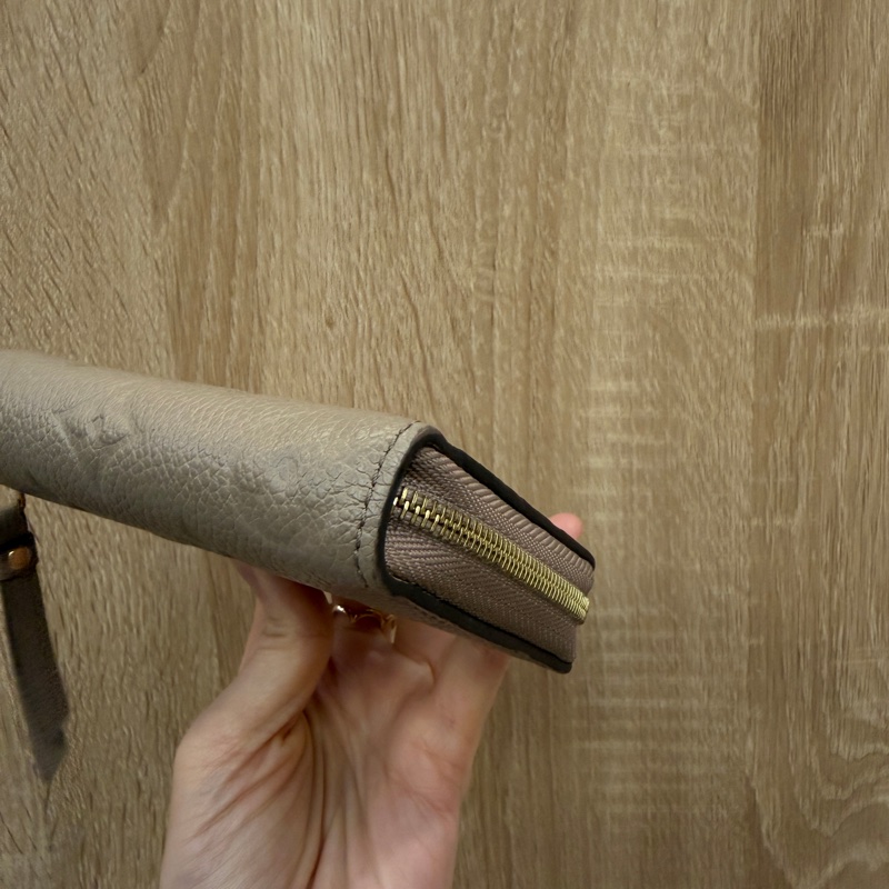 LV 斑鳩灰牛皮壓紋金釦零錢卡包M68696-8