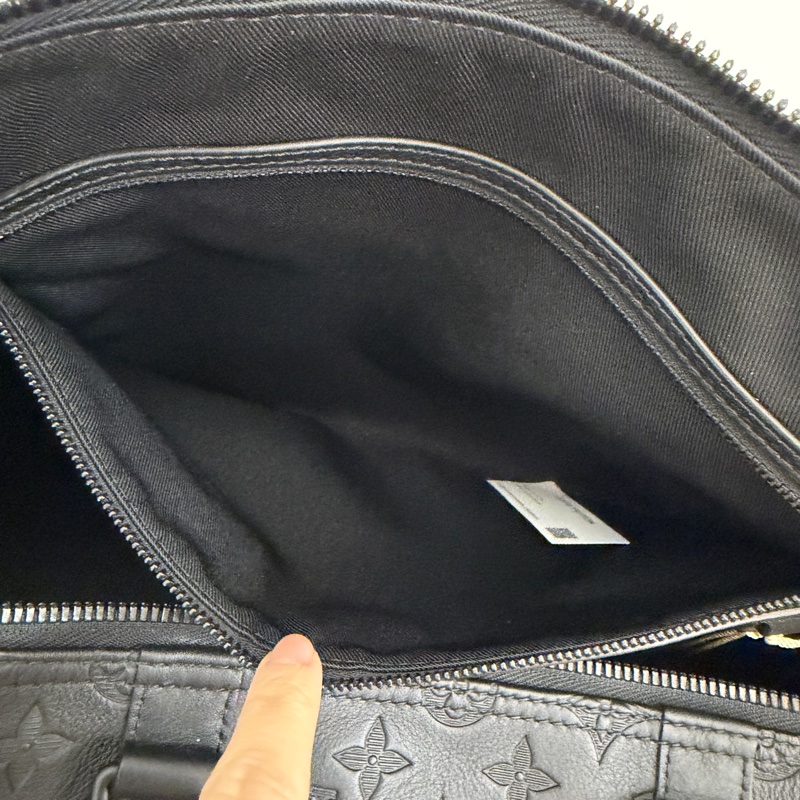 LV 黑牛皮壓紋黑釦Keepall 50手提斜背旅行袋M44810-22