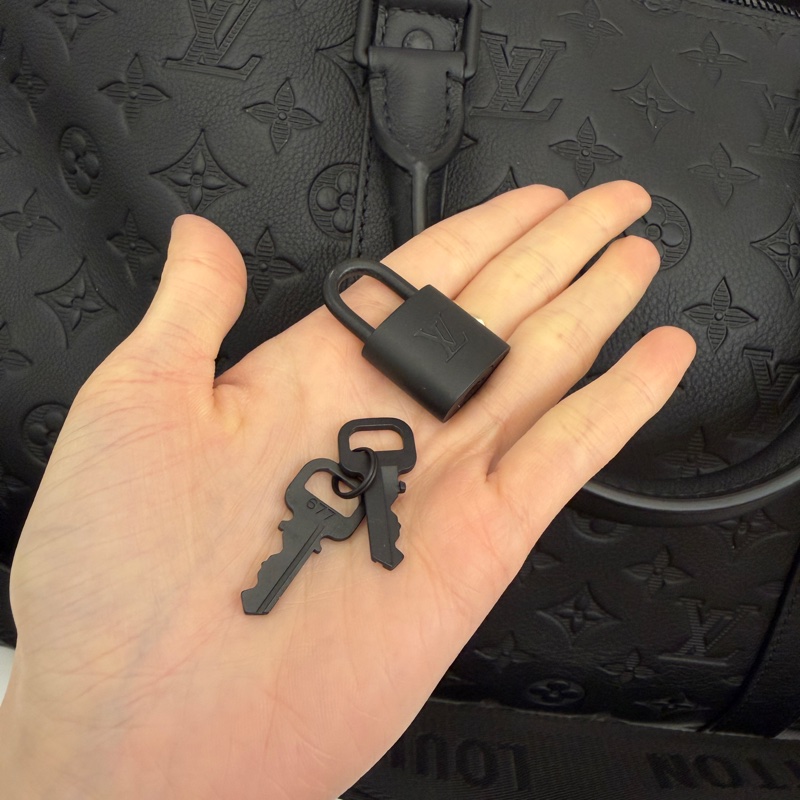 LV 黑牛皮壓紋黑釦Keepall 50手提斜背旅行袋M44810-26