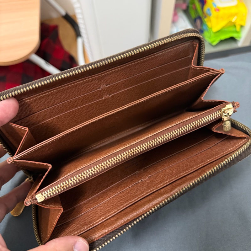 Lv 老花拉鍊長夾 (M60017)-5