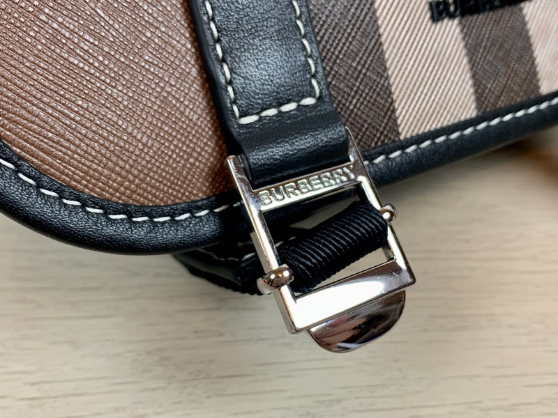 Burberry 格紋斜背包、郵差包 8052804 Check Crossbody Bag-5