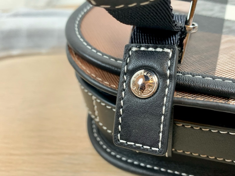 Burberry 格紋斜背包、郵差包 8052804 Check Crossbody Bag-6