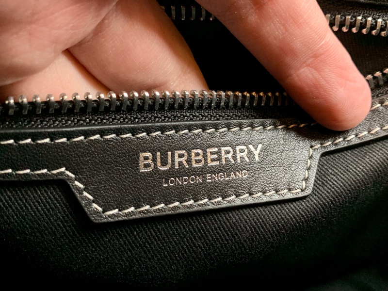 Burberry 格紋斜背包、郵差包 8052804 Check Crossbody Bag-7