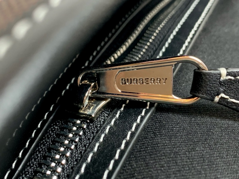 Burberry 格紋斜背包、郵差包 8052804 Check Crossbody Bag-8