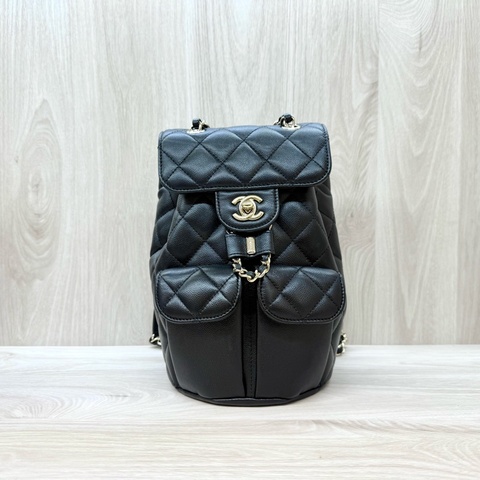 CHANEL黑金粒紋牛皮束口雙口袋後背包AS3290