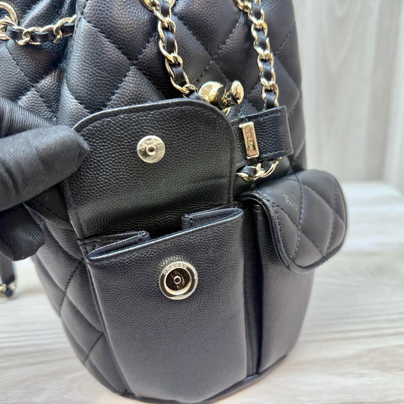 CHANEL黑金粒紋牛皮束口雙口袋後背包AS3290-10