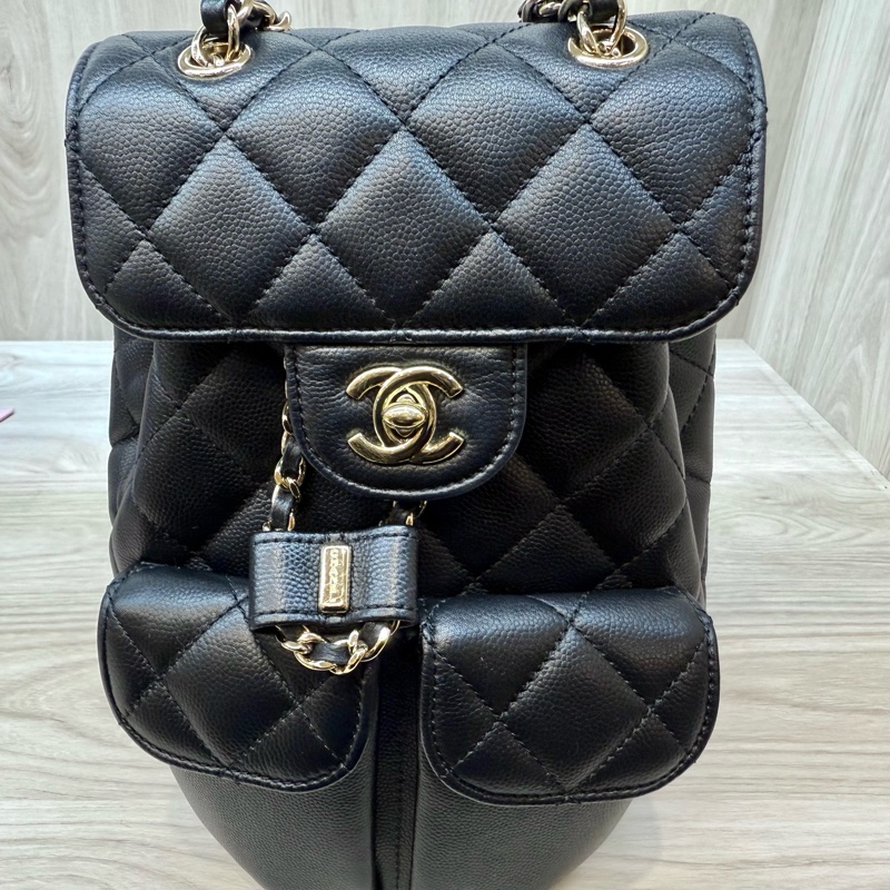 CHANEL黑金粒紋牛皮束口雙口袋後背包AS3290-21