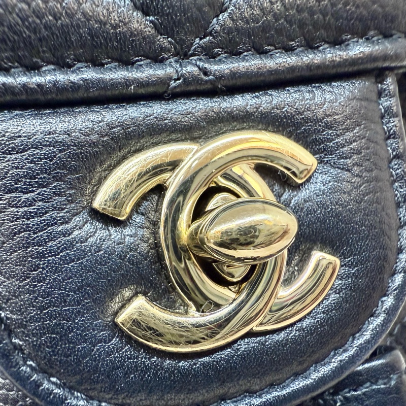 CHANEL黑金粒紋牛皮束口雙口袋後背包AS3290-29