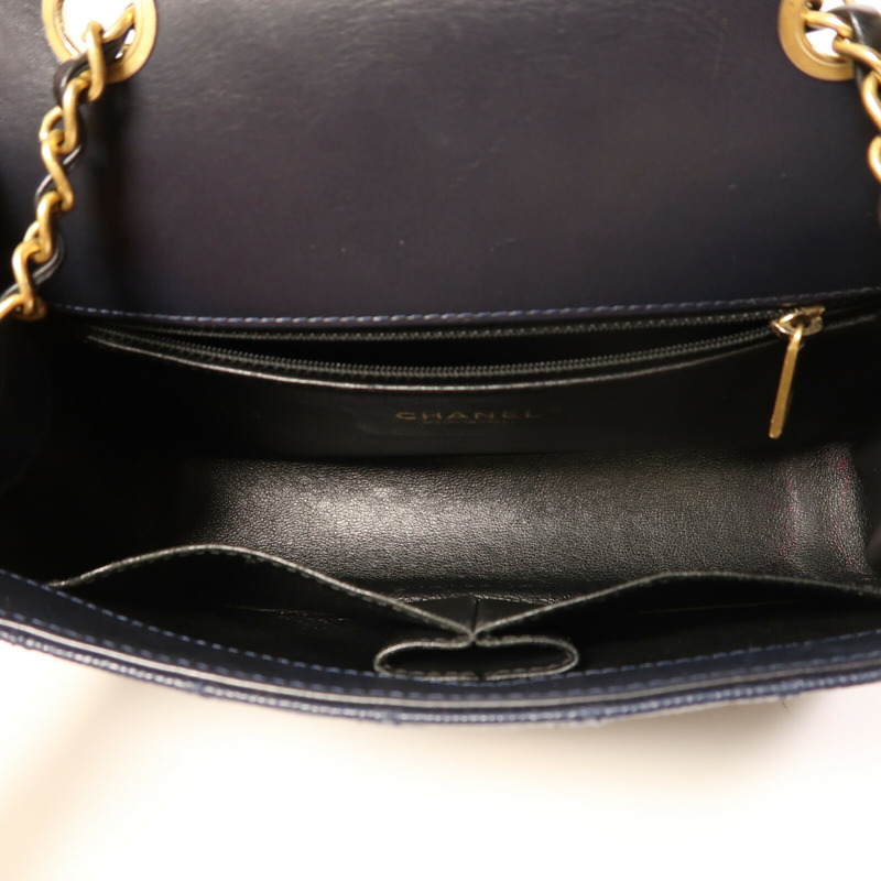 CHANEL 牛皮皮革Filigree Flap金扣鏈帶肩背袋-13