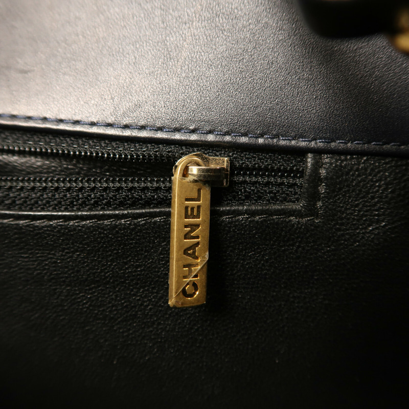 CHANEL 牛皮皮革Filigree Flap金扣鏈帶肩背袋-15