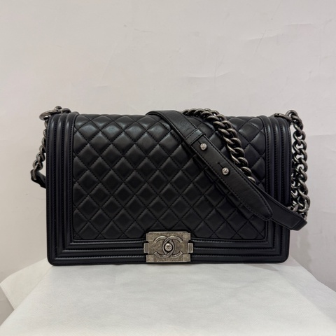 CHANEL荔枝皮黑銀 BOY28cm