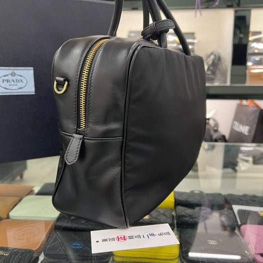 東區正精品㊣PRADA 1BB131 黑色尼龍金三角牌皮革背帶手提包肩背包保齡球包 RZ6130-7