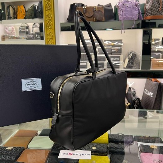 東區正精品㊣PRADA 1BB131 黑色尼龍金三角牌皮革背帶手提包肩背包保齡球包 RZ6130-9