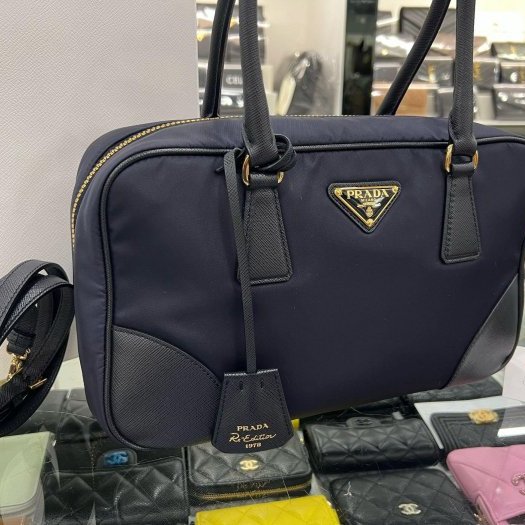 東區正精品㊣PRADA 1BB115 1978 深藍色尼龍金三角牌皮革背帶斜背包肩背包保齡球包兩用包 RZ6131-1