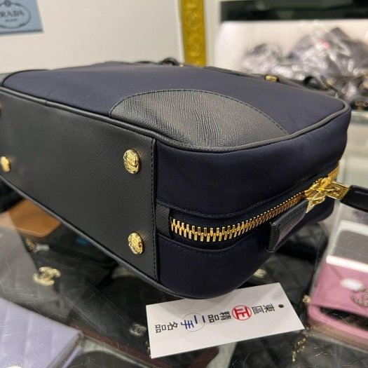 東區正精品㊣PRADA 1BB115 1978 深藍色尼龍金三角牌皮革背帶斜背包肩背包保齡球包兩用包 RZ6131-9